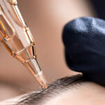 Application d'une couche de maquillage permanent sur un sourcil.