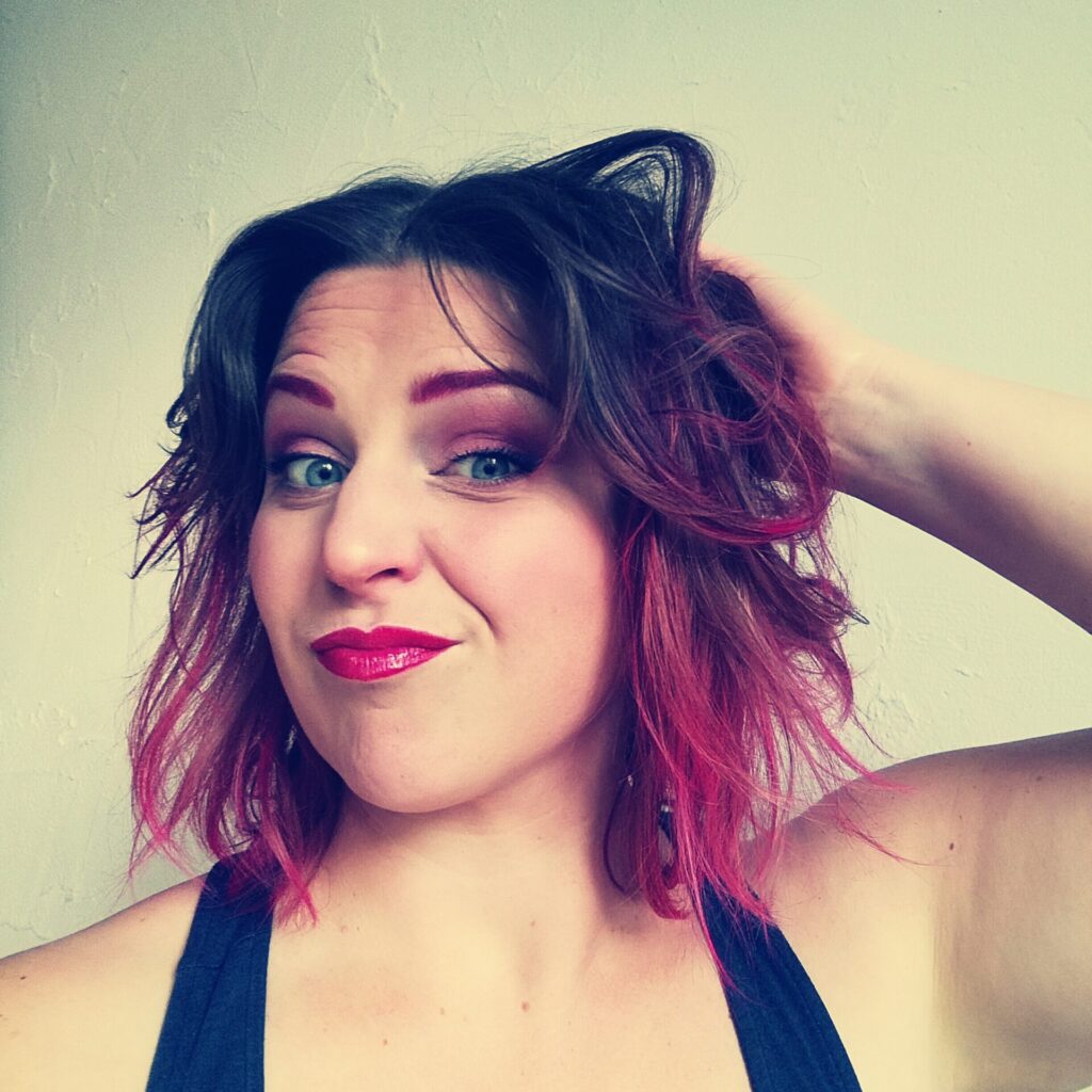 Portrait d"Audrey du Studio Dermo avec les cheveux rouge
